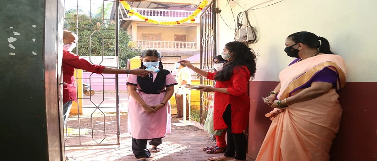 विद्यार्थ्यांच्या पाऊलांनी दुमदुला फोंडा तालुक्यातील शाळेचा परिसर