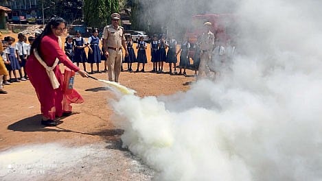 Goa Fire Brigade वाळपईत शिक्षक, विद्यार्थी, पालकांना अग्निरोधक