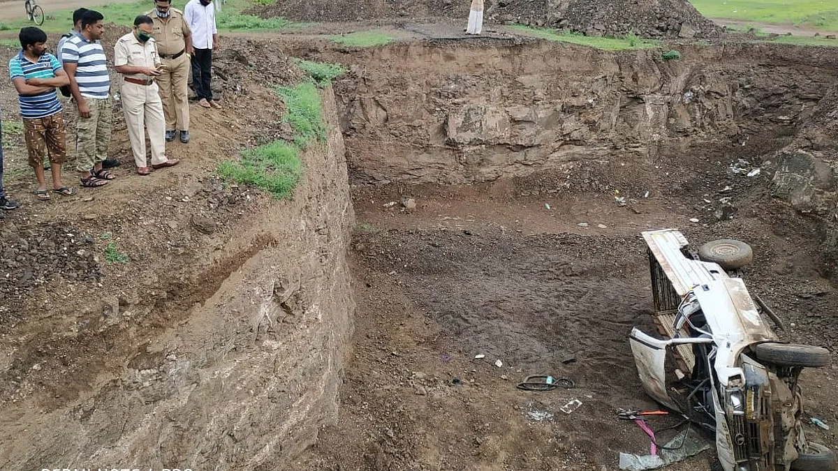 संगमनेरः वाळू वाहन उलटून तिघा मजुरांचा मृत्यू, एक गंभीर
