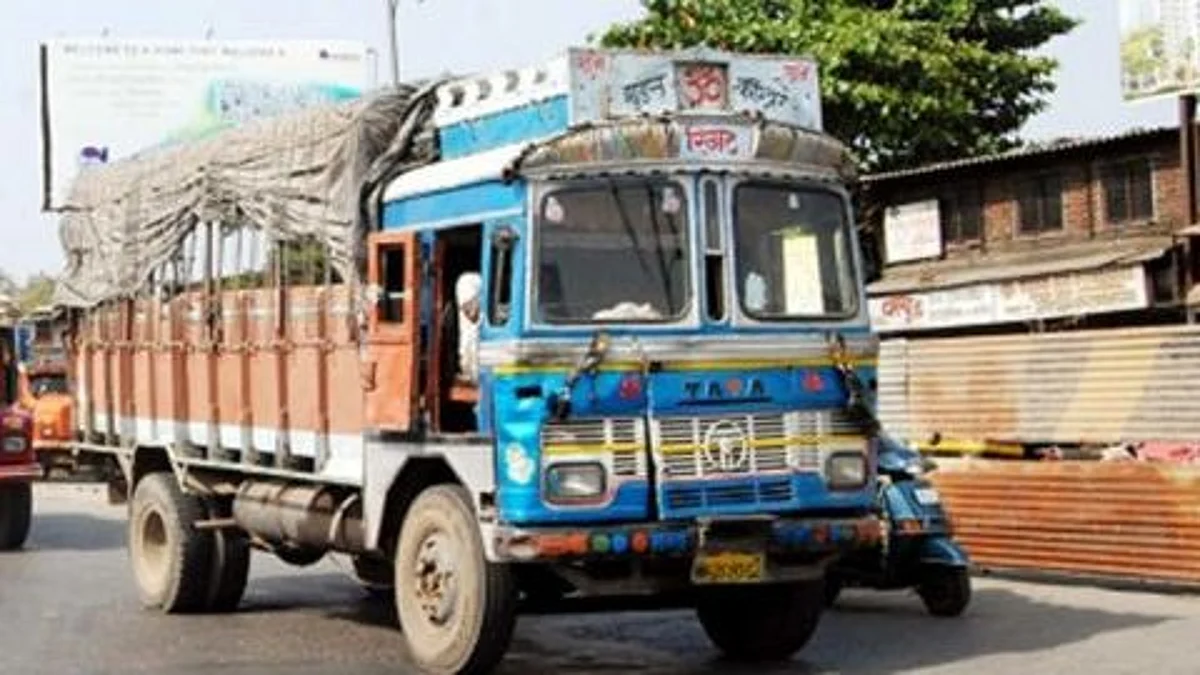 इंधन दरवाढीमुळे ट्रान्स्पोर्ट व्यवसाय अडचणीत
