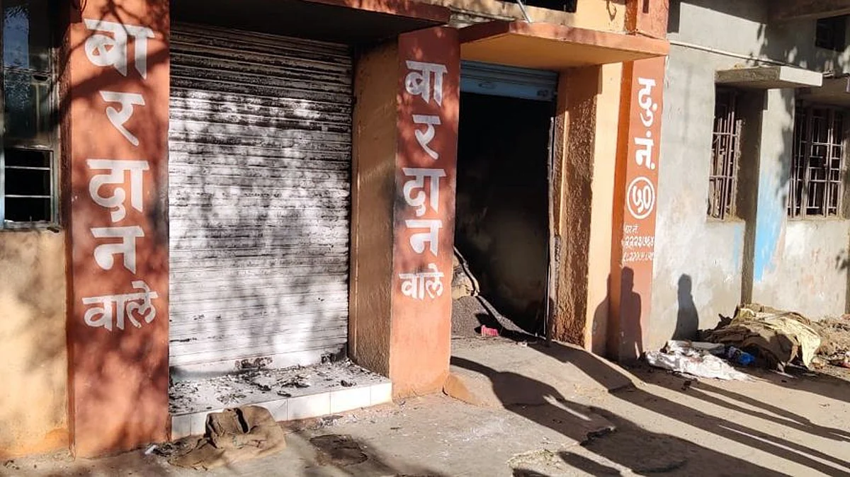 जळगाव : दोन दुकानांना चोरी करून लावली आग