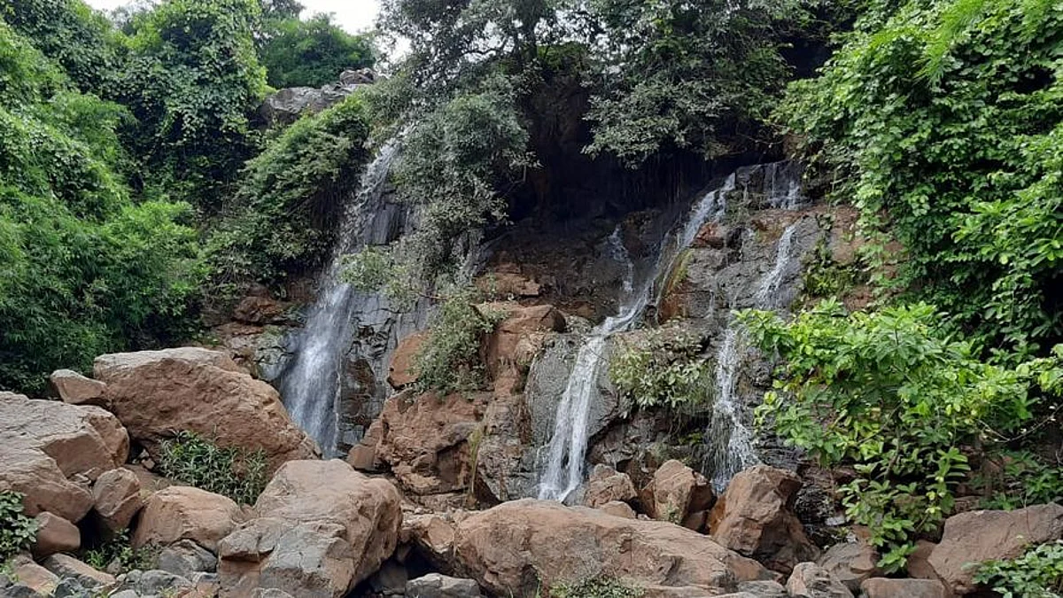 वाल्हेरी येथील धबधबा पर्यटकांचे खास आकर्षण
