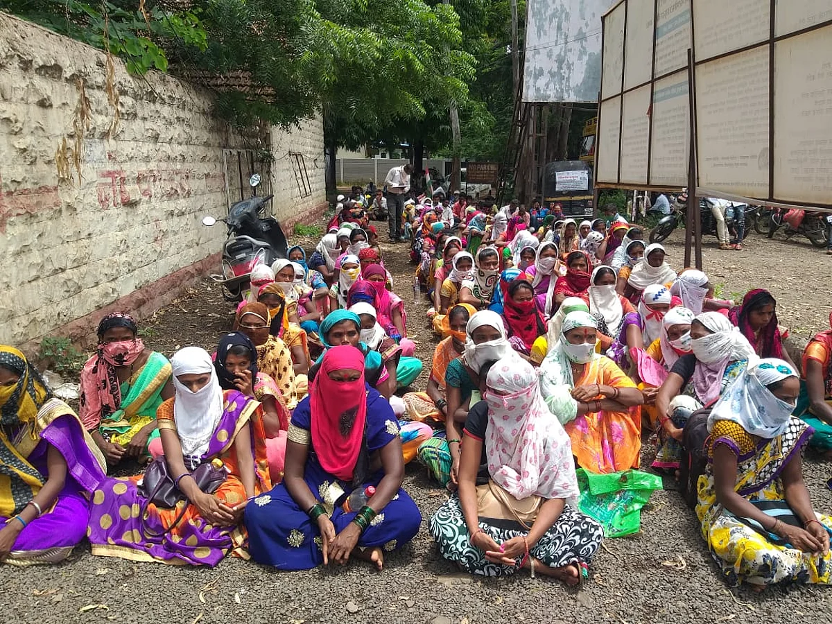 दिंडोरीत रेशनकार्डसाठी महिलांचा ठिय्या