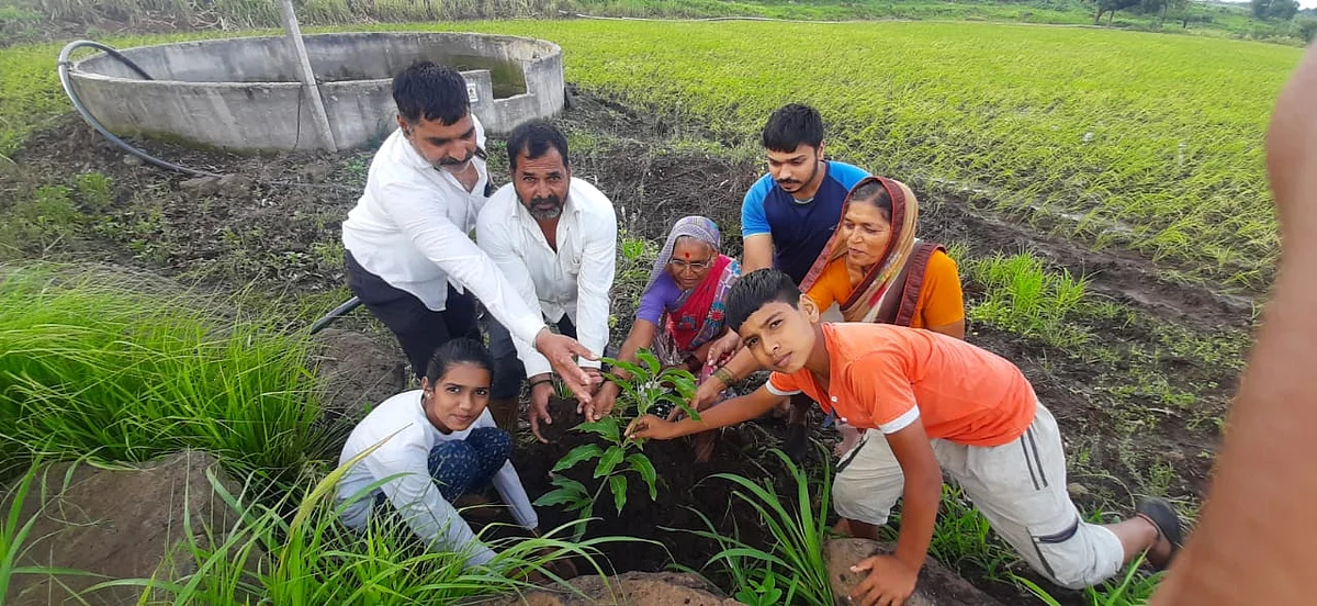 नदीत नाही तर शेतात केले आईच्या अस्थींचे विसर्जन