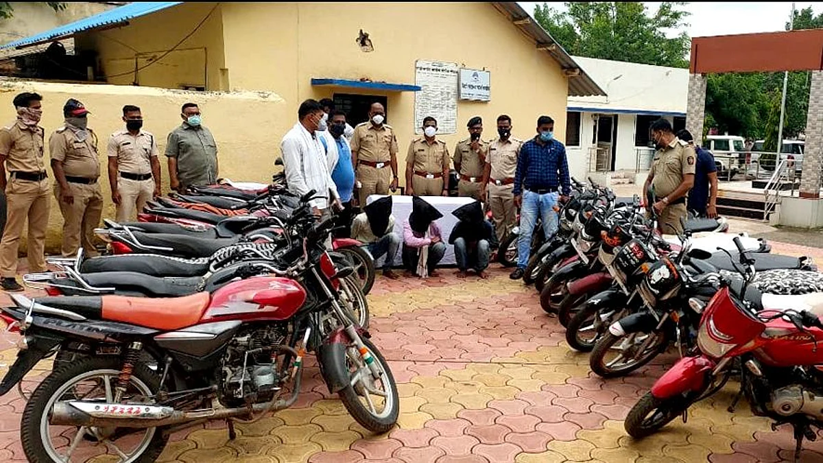 चाळीसगाव : मोटरसायकली चोरणाऱ्या तीन आरोपींना अटक ; २४ मोटारसायकली जप्त