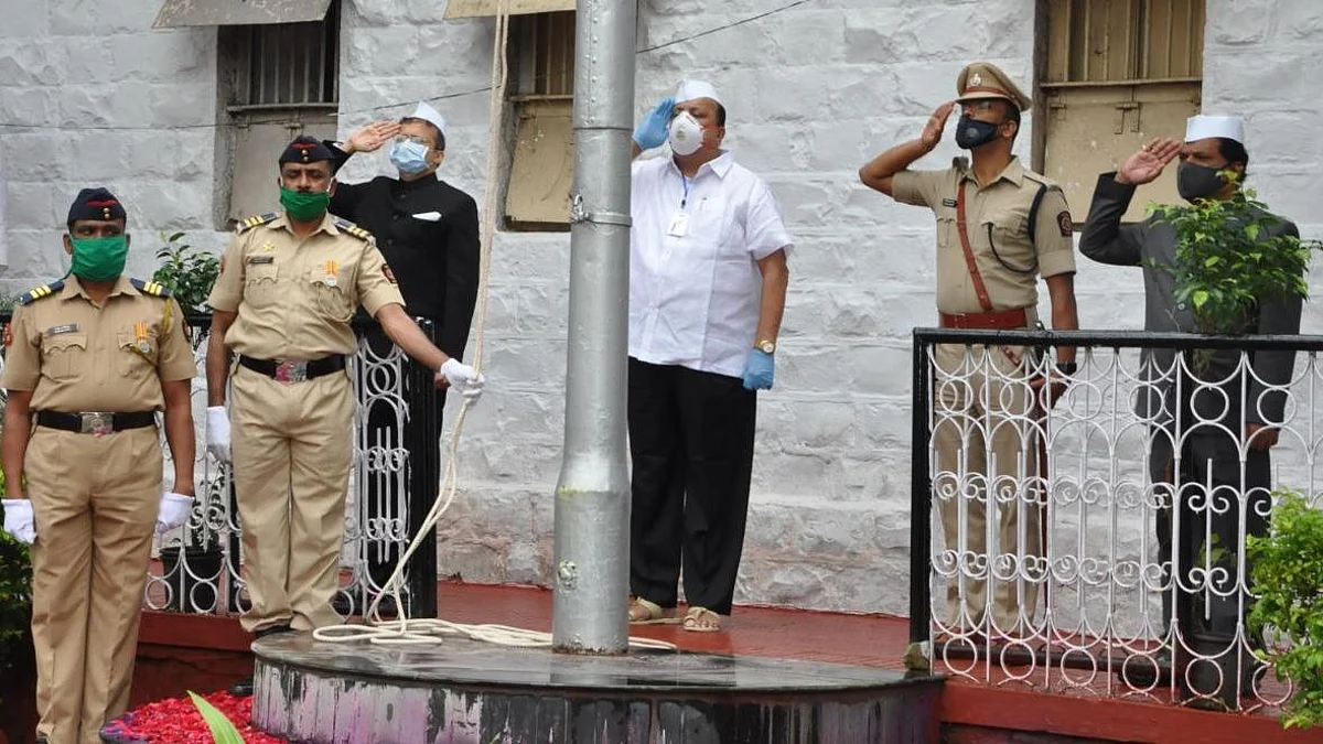 नगरमध्ये पालकमंत्री हसन मुश्रीफ यांच्या हस्ते ध्वजारोहण