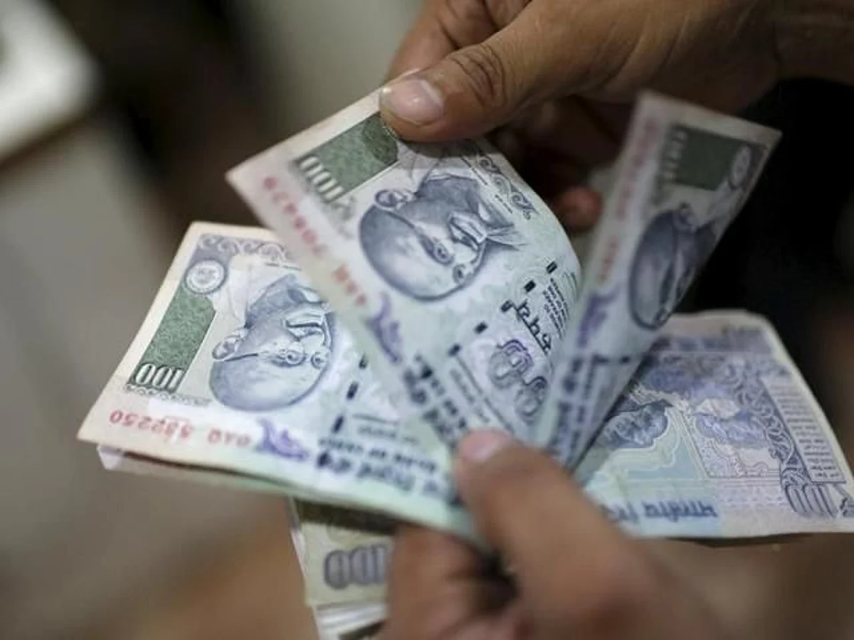 माहिती अधिकारातील माहिती दिली नाही, ग्रामसेवकास 10 हजाराचा दंड