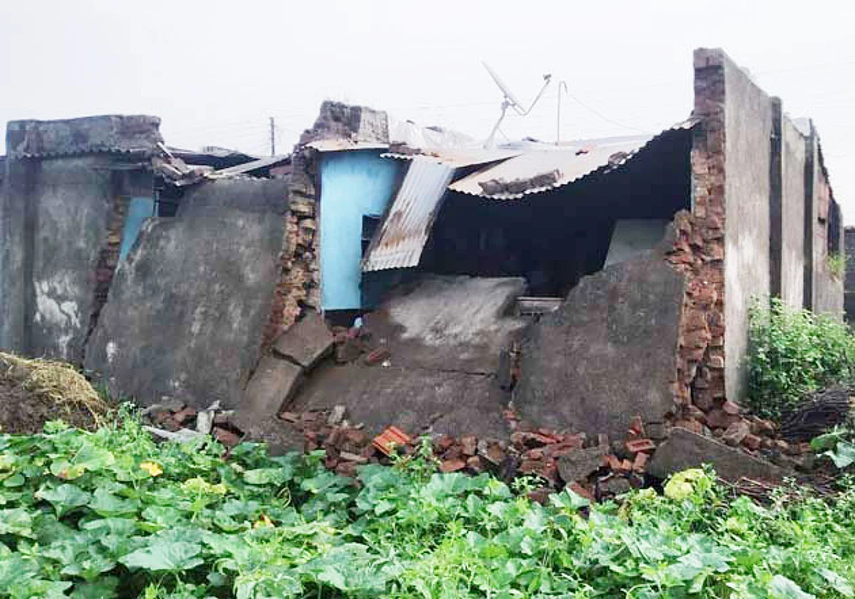 तौक्ते चक्रीवादळाने जिल्ह्यास तीन कोटींचा तडाखा