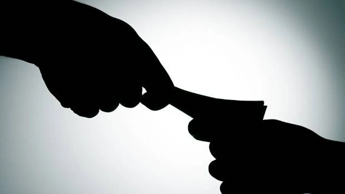 पोलीस हवालदाराने मागितली ५० हजाराची लाच, गुन्हा दाखल