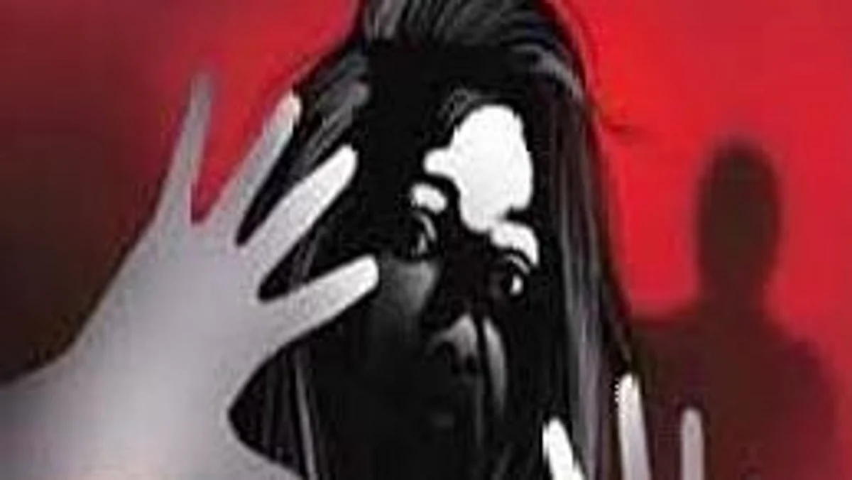 डाकीण असल्याच्या संशयावरुन महिलेस मारहाण , आठ जणांविरुद्ध गुन्हा