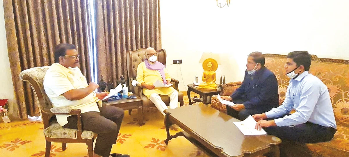 Bhujbal reviews CNG, PNG gas project
