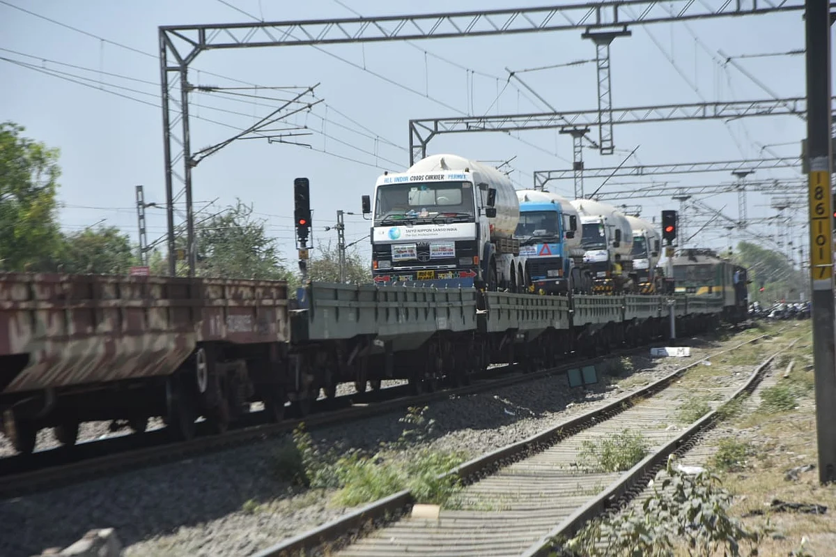 रेल्वेने ऑक्सिजनचा पुरवठा करण्याचा पहिलाच प्रयत्न यशस्वी