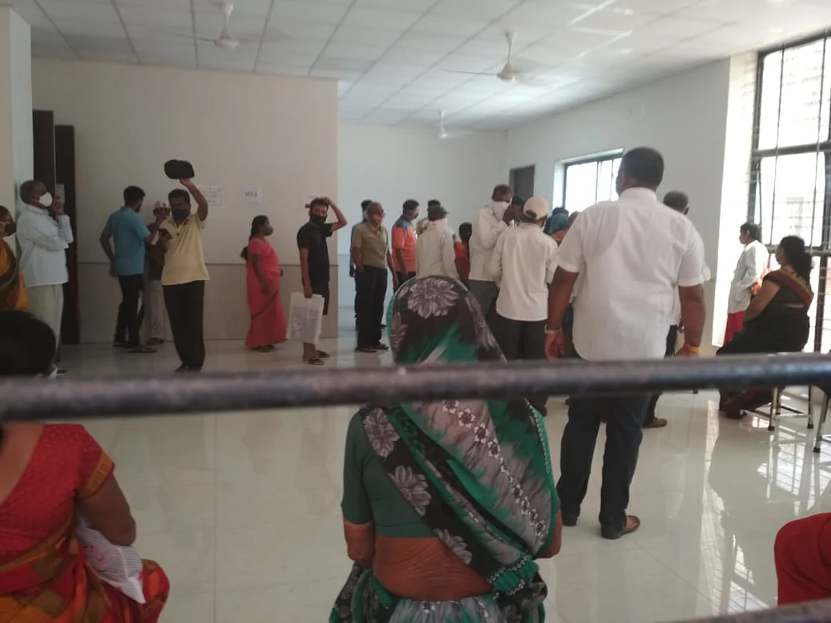 करोना लसीकरणात राजकीय वशीलेबाजी
