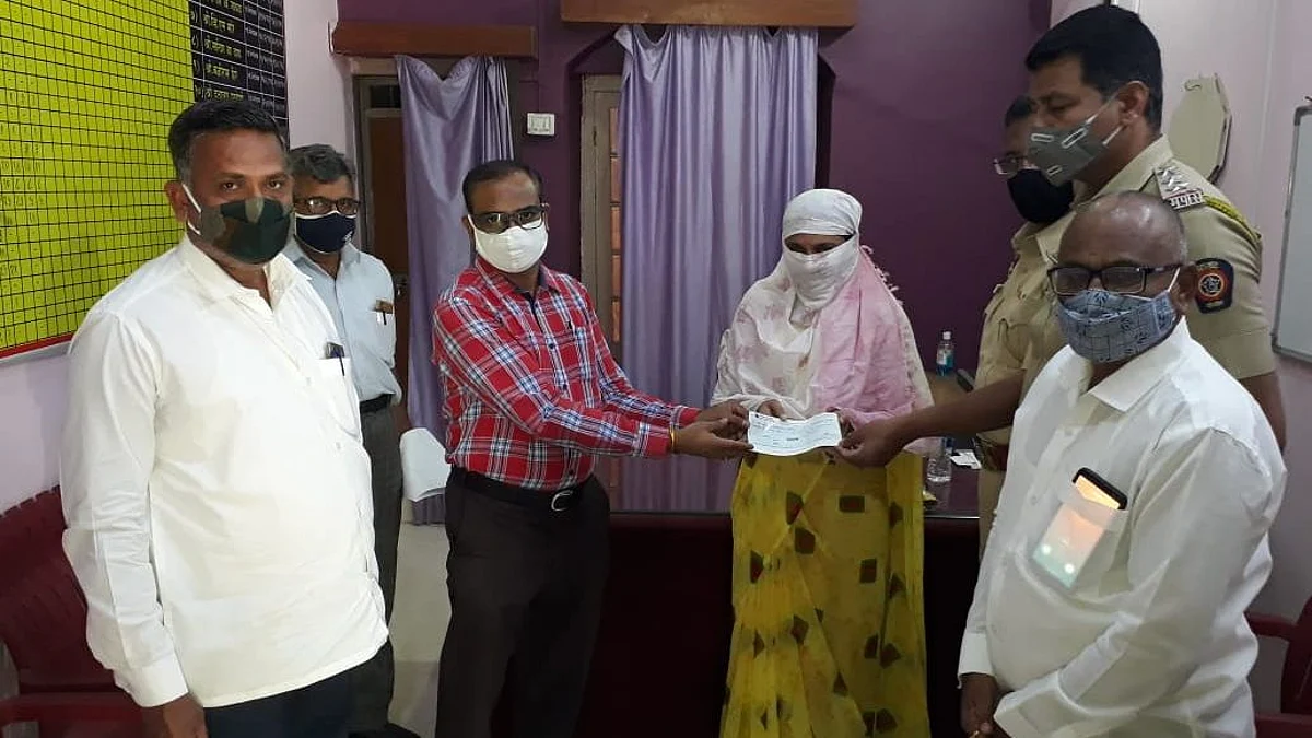 कोरोना योध्दा : पोलीस पाटलाच्या वारसास मिळाला ५० लाखाचा धनादेश
