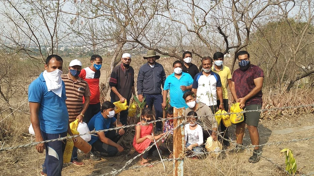 मराठी नवीन वर्ष स्वागत, टीम चामरलेणीसह डोंगरावर लावली देशी वृक्षांची रोपे