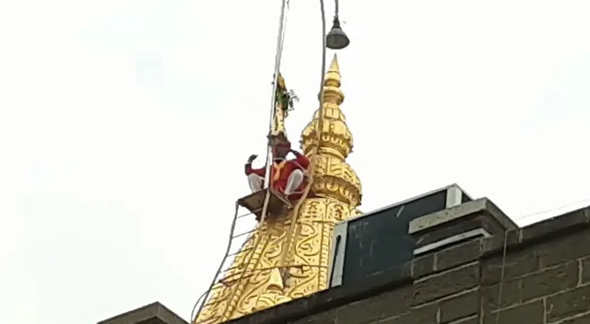 शिर्डीच्या साईबाबा मंदिरावरच्या सुवर्ण कलशावर उभारली गुढी