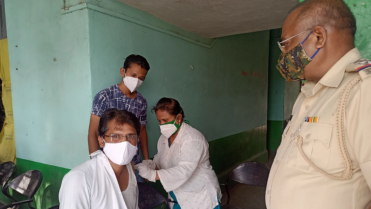 रावेर : ऑक्सिजन सिलेंडर उपलब्ध नसल्याने रुग्ण हलवण्याची वेळ