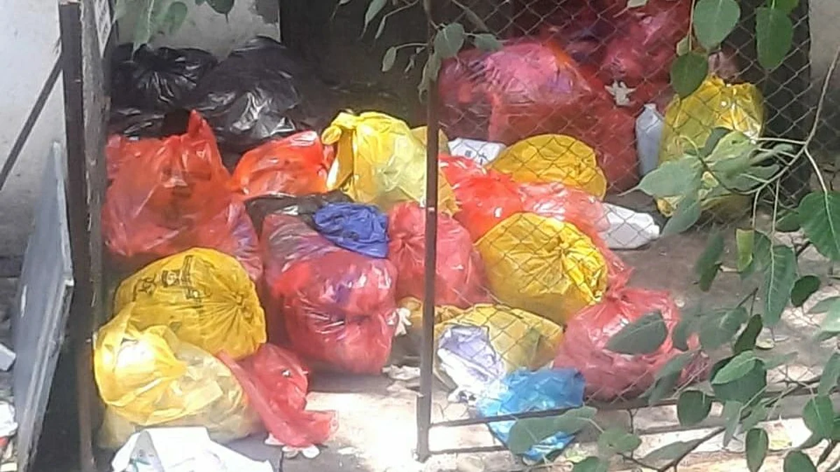 रुग्णालयातील कचरा लोकवस्तीत