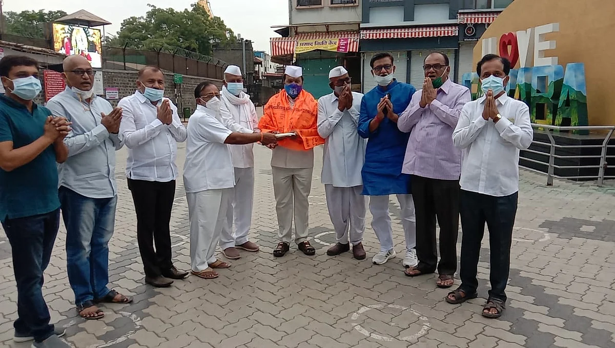 तमाशासम्राट रघुवीर खेडकर यांच्या फडाला शिर्डीतून 1 लाखाची मदत