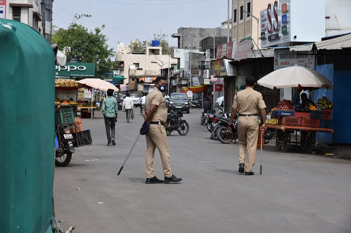 राज्यात पुन्हा कडक निर्बंध; असे असतील नियम