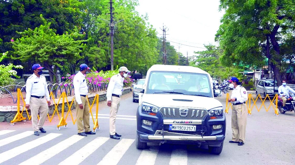 लॉकडाऊनच्या पहिल्याच दिवशी पोलीस अॅक्शन मोडवर