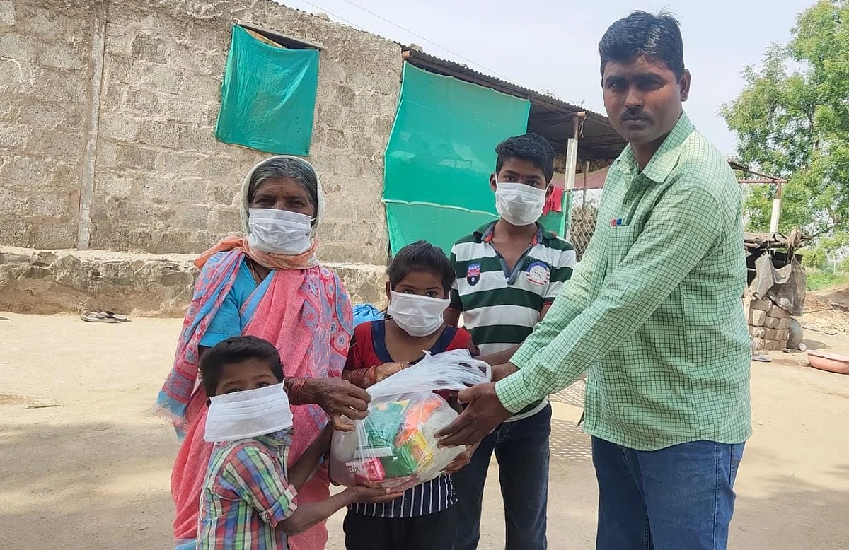 लॉकडाऊन काळात शिक्षकाने दत्तक घेतली पाच कुटुंब