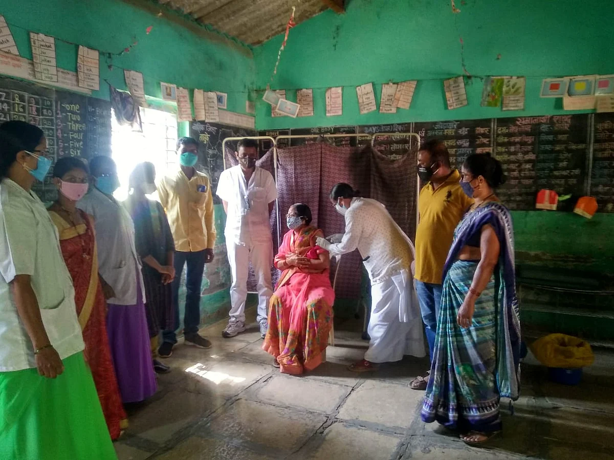 मटाने येथे कोविड लसीकरनास नागरिकांचा प्रतिसाद