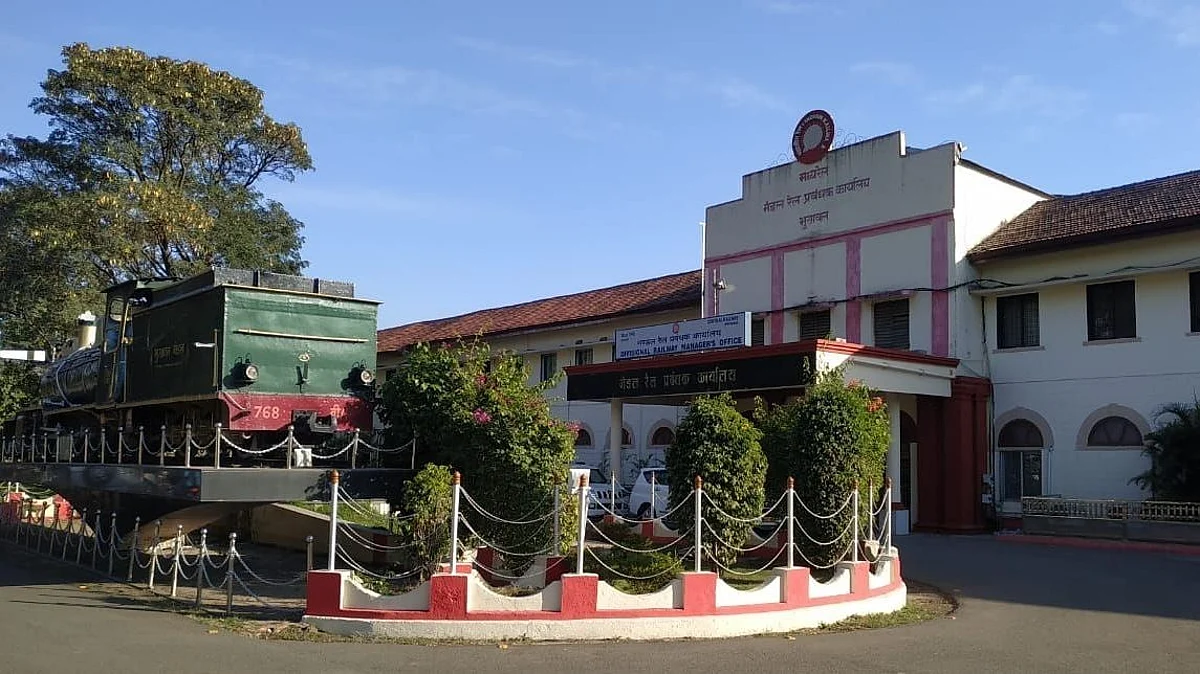 भुसावळ : रेल्वेचे ५४ कर्मचारी सेवानिवृत्त