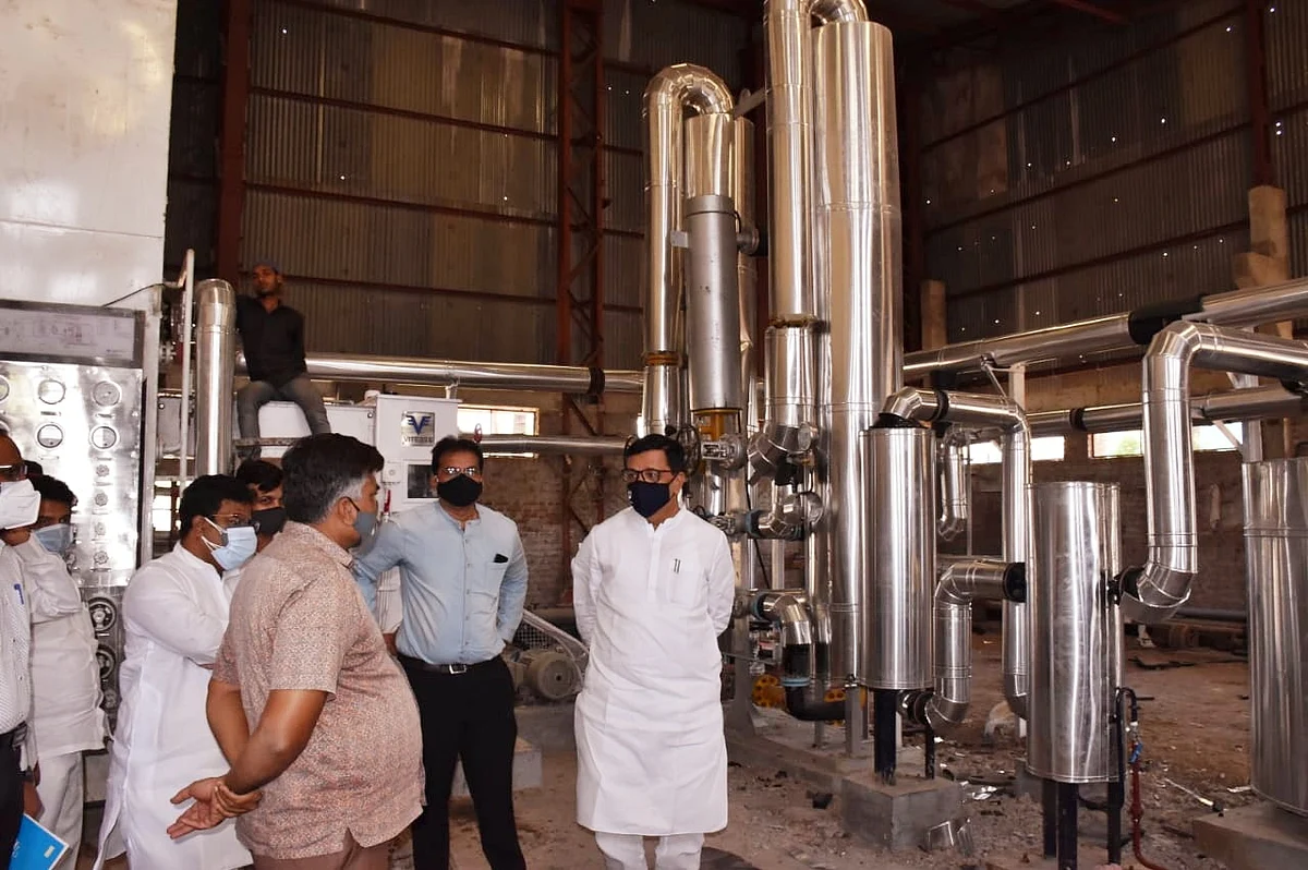 महसूल मंत्र्यांकडून ऑक्सिजन प्लँटची पाहणी