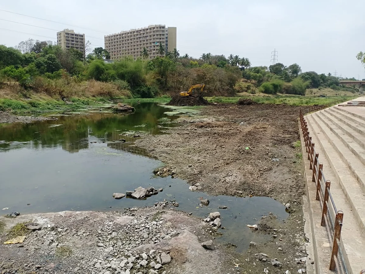 तपोवन गोदापात्रातील गाळ काढण्याचे काम सुरू