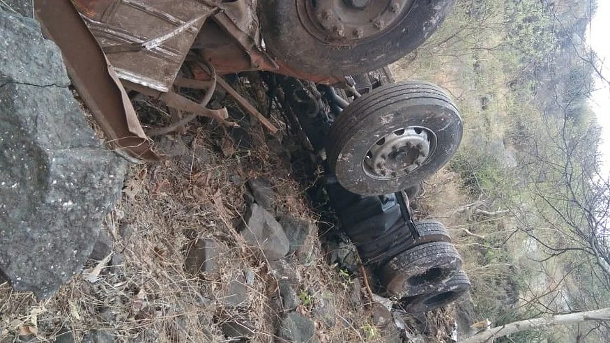 कन्नड घाटात ट्रक कोसळून चालकांचा मृत्यू