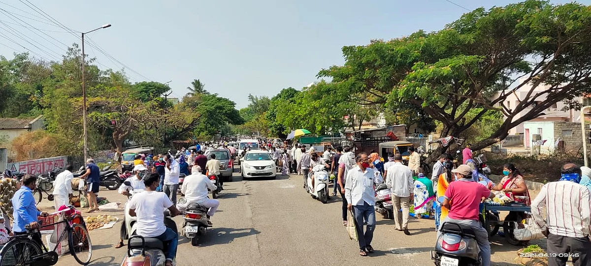 Photo : बंदी असताना भरला बाजार; नगरकरांची खरेदीसाठी गर्दी