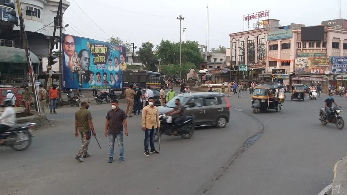 चाळीसगाव : संचारबंदीसाठी पोलीस रस्त्यावर