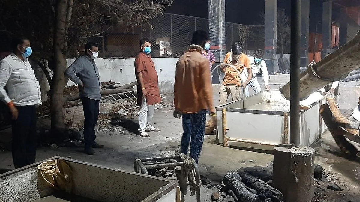 महापौरांनी लोकसहभागातून स्मशानभूमीत तयार करून घेतले ७ ओटे