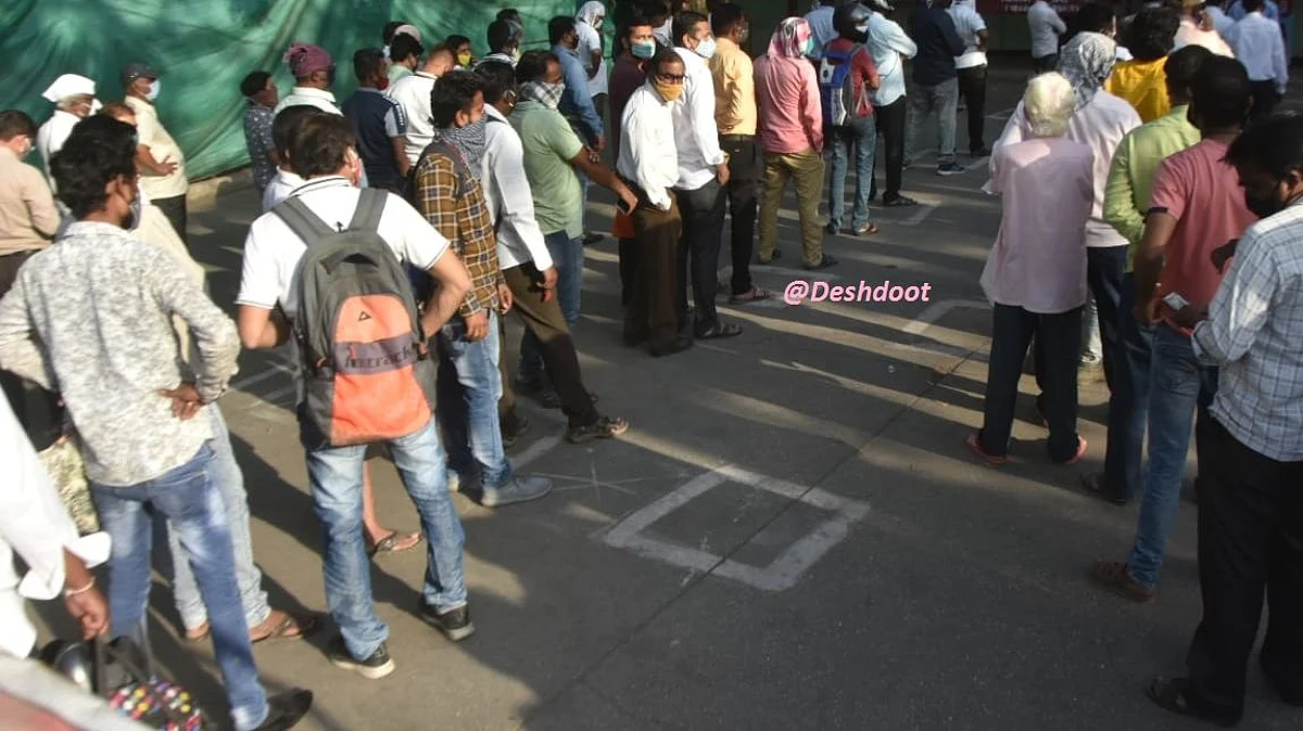 Photo Gallery : लॉकडाऊनच्या भीतीने मद्यप्रेमींची दुकानाबाहेर तोबा गर्दी