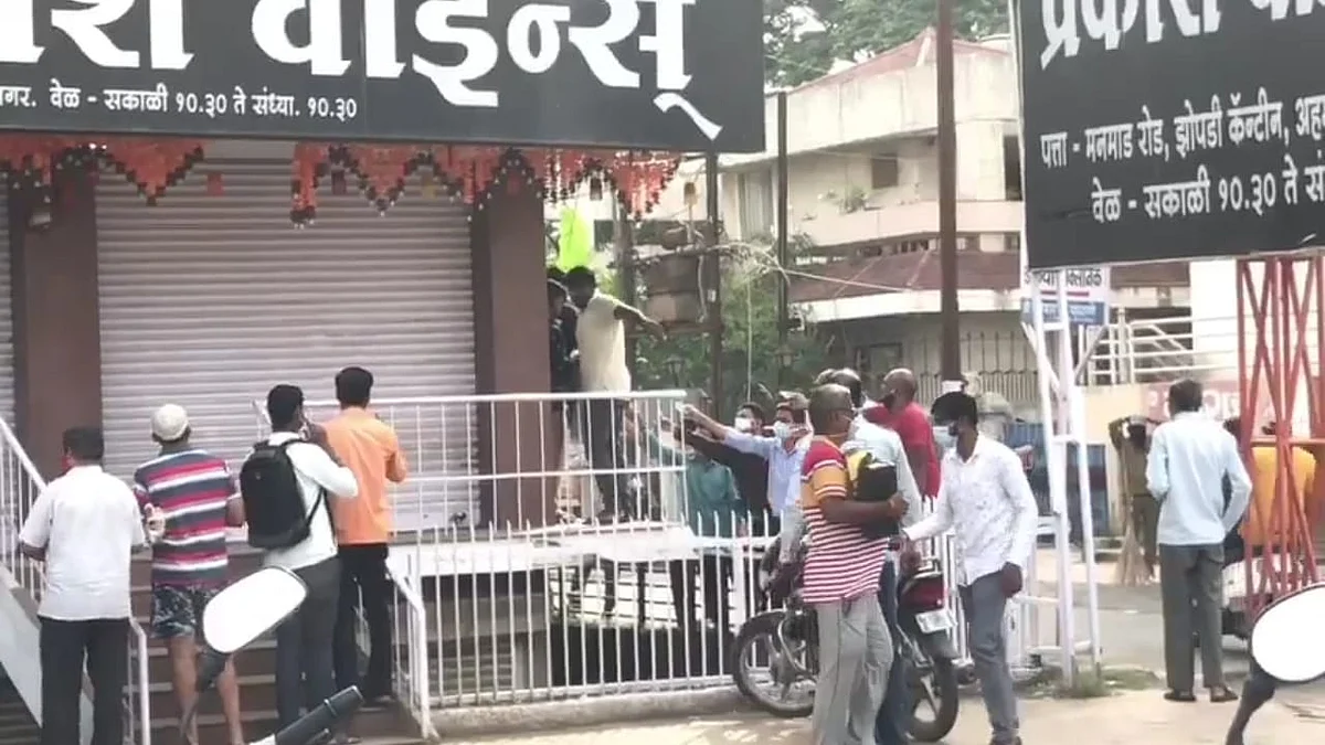वाईन शॉप खुले होताच मद्यपींची झुंबड