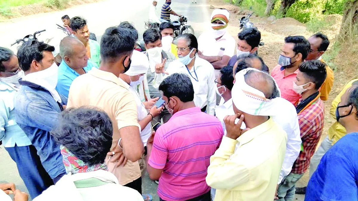 अजब कारभार...कानळद्यात पुढार्यांच्या नातेवाईकांना कारमध्ये लसीकरण