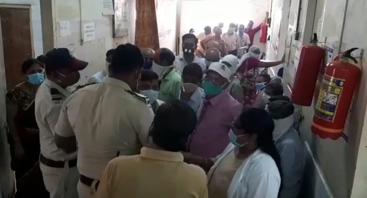 महापालिकेतील शाहू रुग्णालयात लसीकरणावरुन नागरिकांचा गोंधळ