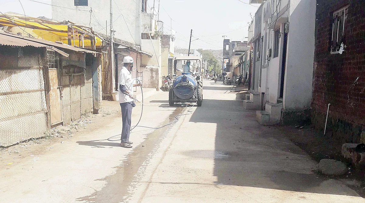 ‘देशदूत’ वृत्ताची दखल : जंतुनाशक फवारणीस सुरुवात