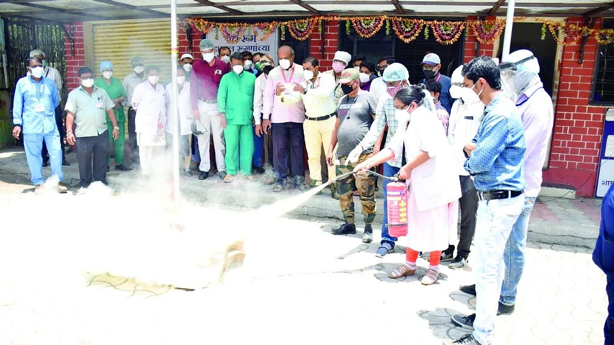 आग विझविण्यासाठी शासकीय महाविद्यालयात मॉकड्रील