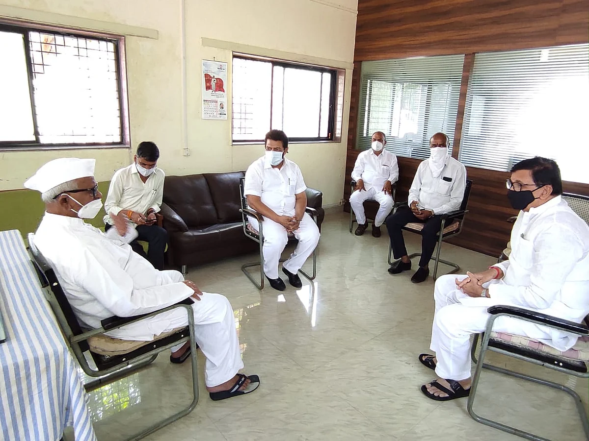महसूल मंत्री अण्णांच्या भेटीला