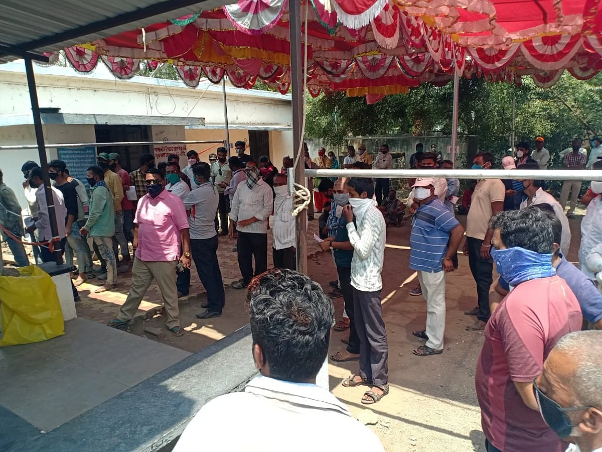 करोना टेस्टींग व लसीकरणासाठी ग्रामीण रूग्णालयात मोठी गर्दी