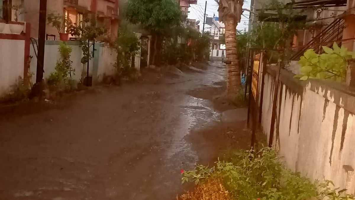 नगर शहरात वादळी वार्यासह रिमझिम पाऊस