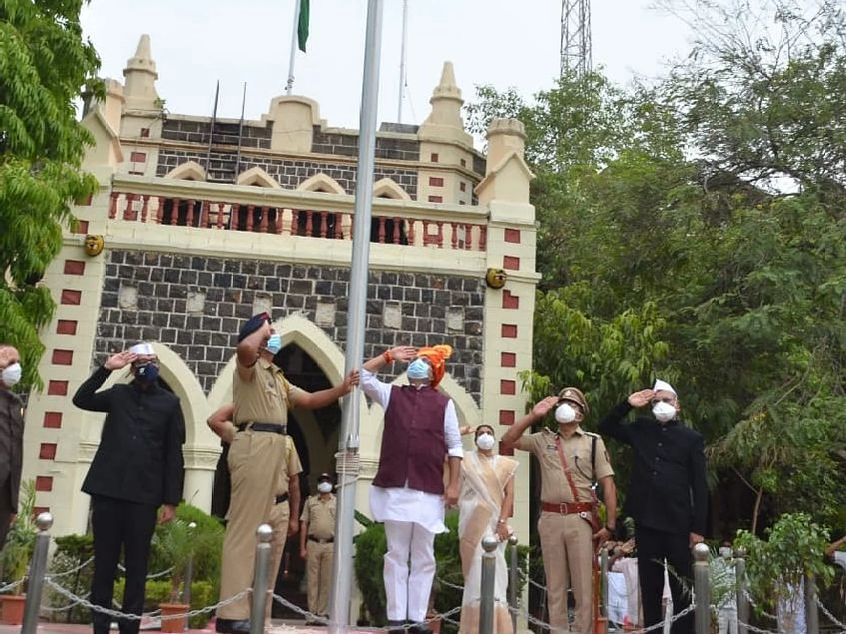 पालकमंत्री गुलाबराव पाटील यांच्या हस्ते ध्वजारोहण