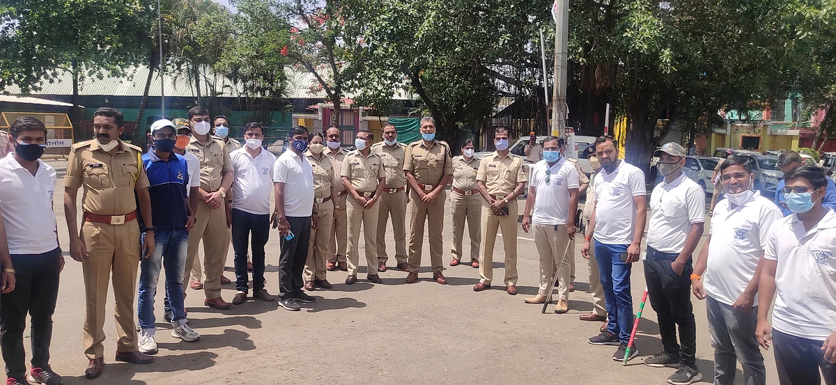 पोलीस अधिकाऱ्यांची परवानगी घेऊनच दंडुक्याच्या प्रसाद द्यावा