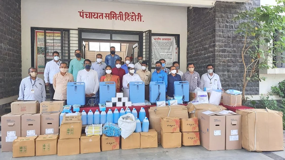 दिंडोरीच्या शिक्षकांचे दातृत्व : कोविड लढाईसाठी आरोग्य साहित्य देऊन केली मदत