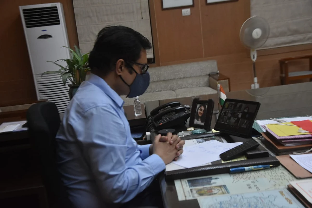 नाशिकमध्ये कडक लॉकडाऊन की दिलासा, जिल्हाधिकऱ्यांच्या बैठकीला प्रारंभ