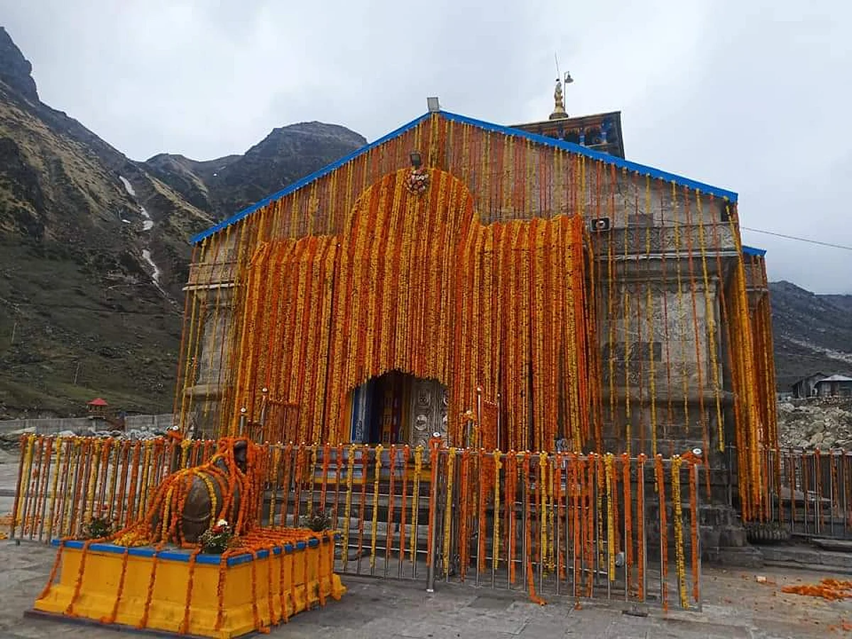 केदारनाथ मंदिराचे दरवाजे उघडले; फुलांनी सजलं मंदिर, पाहा व्हिडिओ