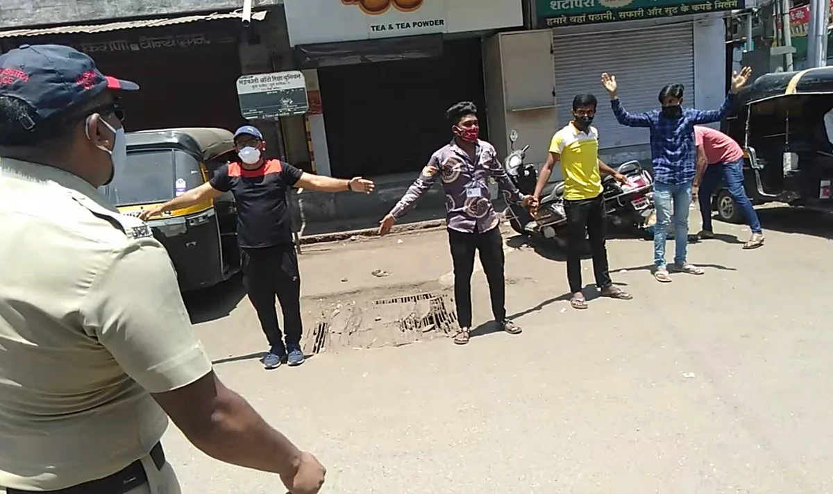 Video : खबरदार ! बाहेर पडाल तर, आधी कवायत, मग दंडुक्याचा प्रसाद..!