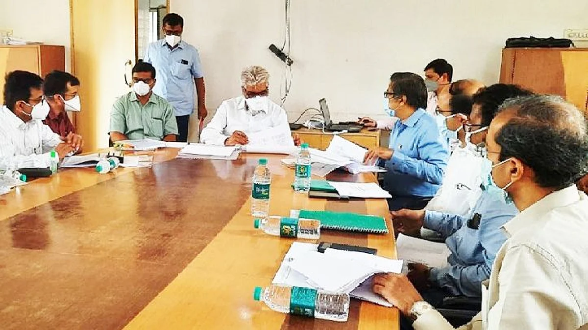 वीज ग्राहकांच्या तक्रारींची दखल घ्या